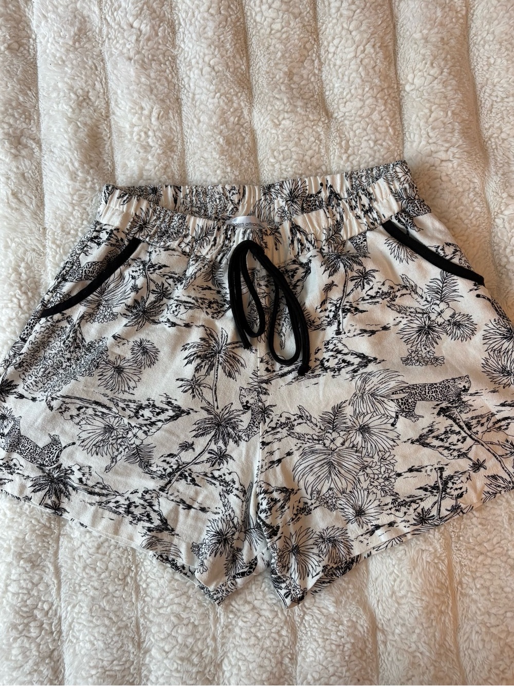 Black & White Tropical-Print  Shorts with Drawstring